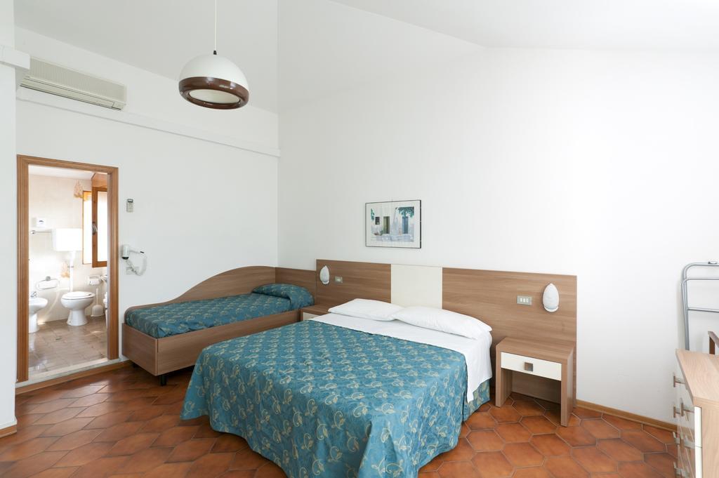 Hotel Giamaika Чезенатіко Номер фото